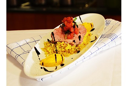 Krydret Couscous med Svin indrefilet, homestyle salsa, gulrotpuré og balsamico cream