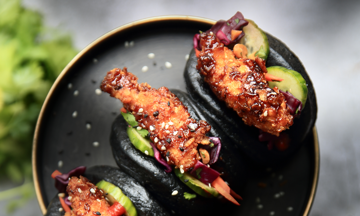 Black steambuns med crispy chicken